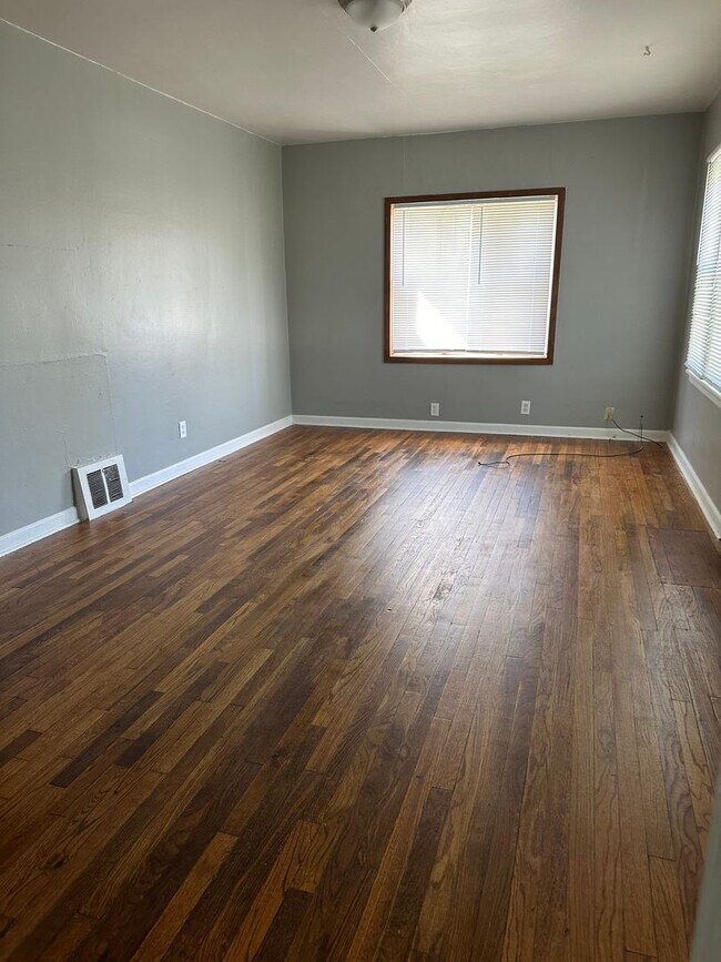 Building Photo - Updated 2 Bedroom, 1 Bath House- 611 W. 8th