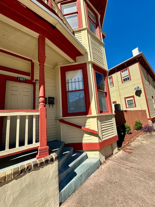 Foto del edificio - 1 BED | 1 BATH | PRIVATE BACK PATIO | WEST...