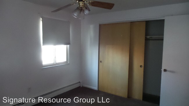 Building Photo - 858 S Green Rd