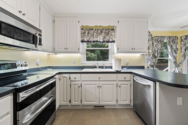 Foto del edificio - 3 bed 2.5 bath with large lot and bonus ro...