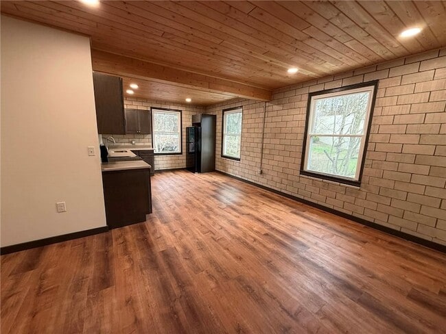 Building Photo - 260 Oak Ave