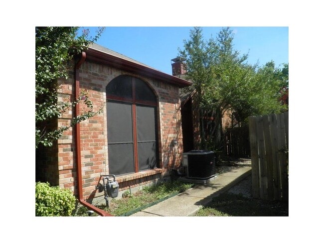 Building Photo - 904 Teakwood Ln