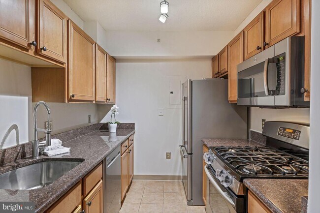 Building Photo - 7111 Woodmont Ave