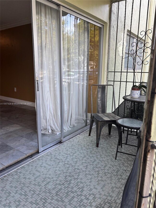 Foto del edificio - 520 NE 38th St