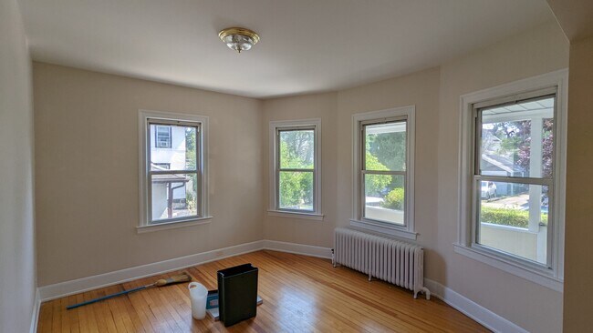 Bright living room with bay windows - 84 Division St S