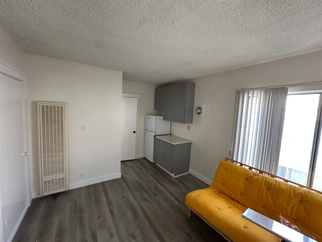 Foto del edificio - 12736 Mitchell Ave