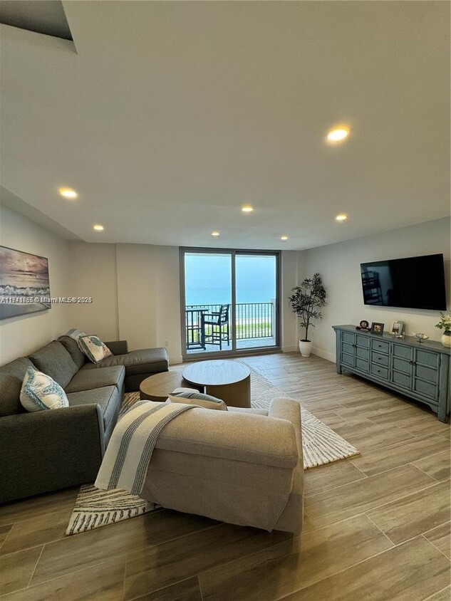 Foto principal - 9273 Collins Ave