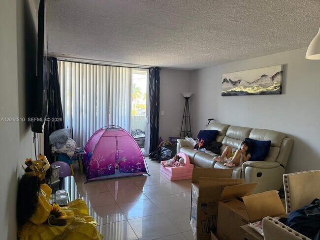 Foto del edificio - 10090 NW 80th Ct