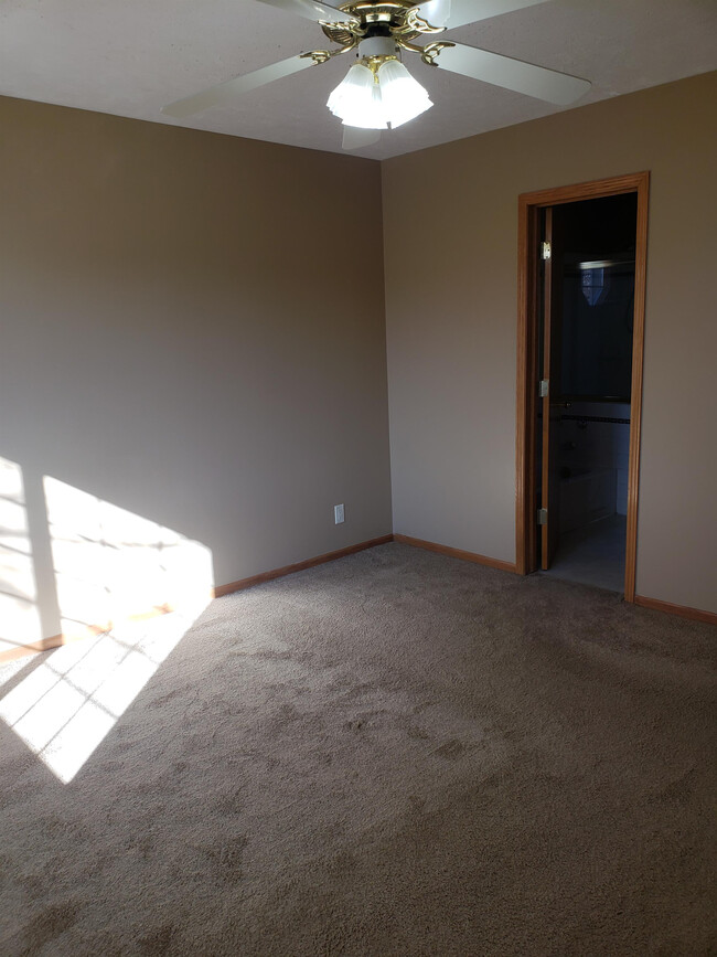 Building Photo - 15210 Chalco Pointe Dr