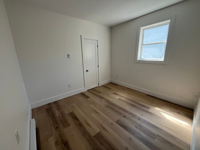 Photo du bâtiment - NEWLY RENOVATED THREE-BEDROOM APARTMENT AV...