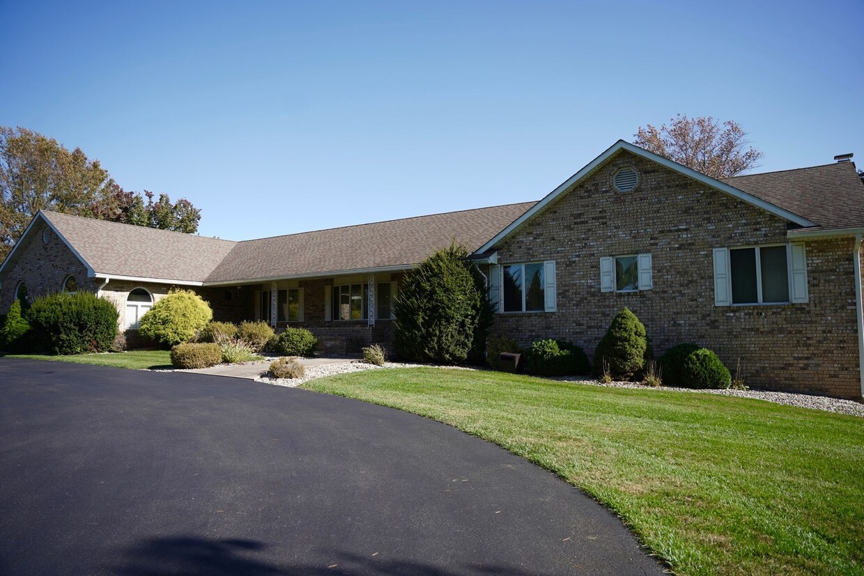 Foto principal - Grand 4 BR/3.5 BA Single-Family Home in Wi...