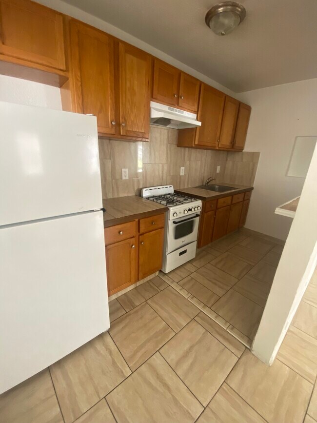 Cocina con acceso directo a sala de estar - 8910 Collins Ave