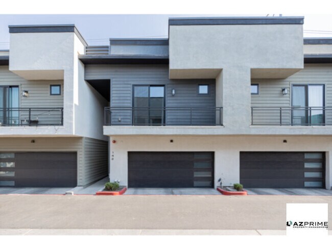Foto del edificio - Live the Luxe Lifestyle in this Stunning 3...