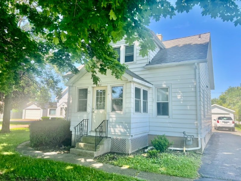 Primary Photo - 1032 N Rapids Rd