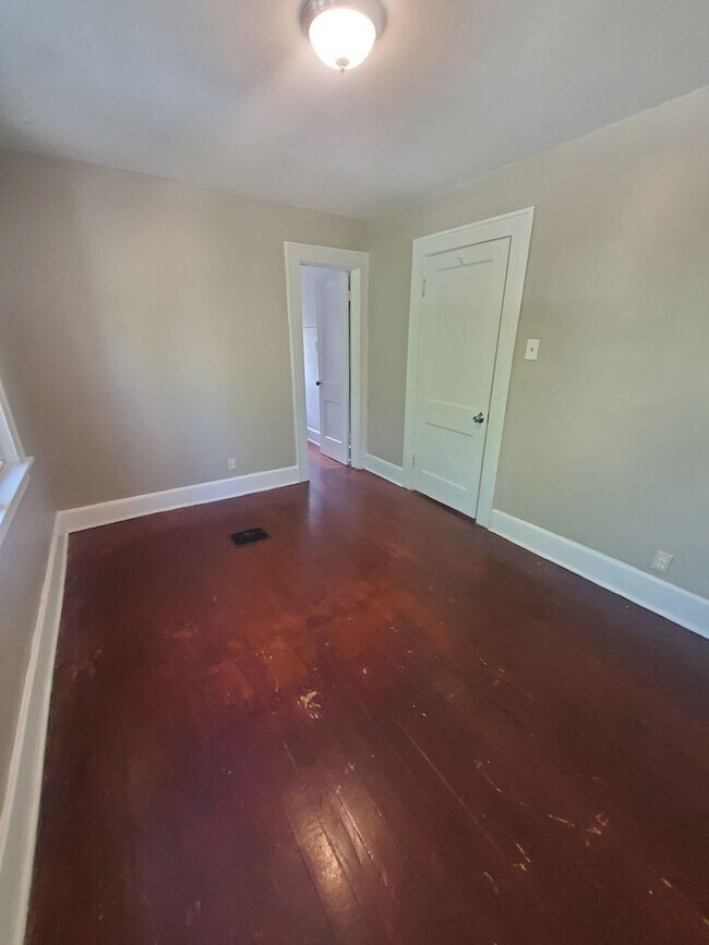 Building Photo - 3 Bedroom Single Family