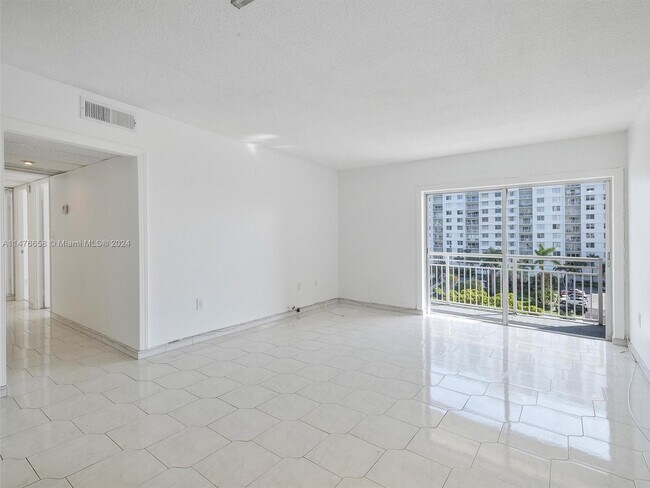 Building Photo - 400 Kings Point Dr