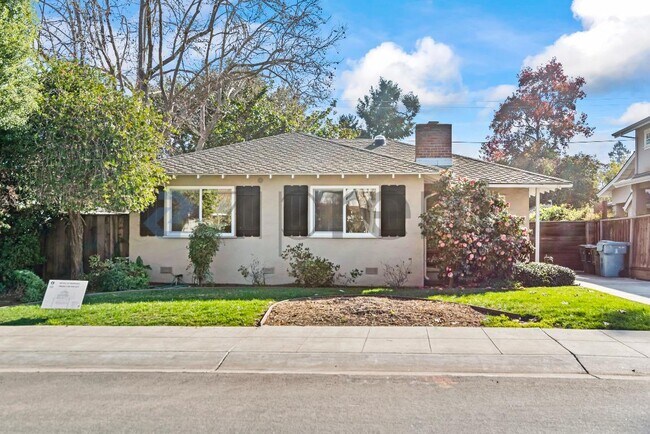 Foto del edificio - 319 Iris Way