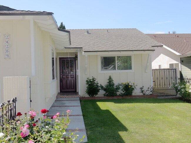 Building Photo - Spacious 4-Bed 4-Bath Home, Gated Yard & Entertainer’s Patio in Prime Torrance