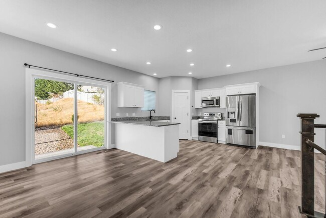 Building Photo - Beautiful 2020 Layton Home with High Ceilings & Modern Finishes