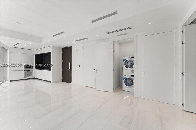Building Photo - 300 Biscayne Blvd
