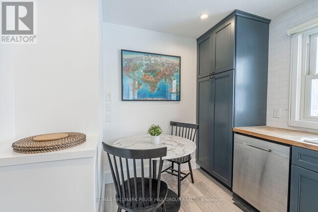 Building Photo - 54 Sophia St E