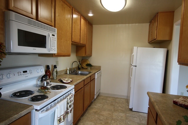 Building Photo - Chateau Manor Apartments