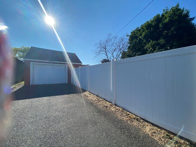 Building Photo - Spacious 3 bedroom- Northwest Spokane Avai...