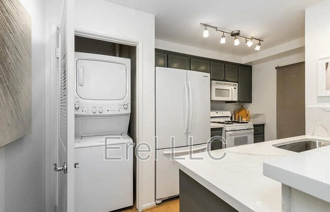 Building Photo - 260 Caldecott Ln