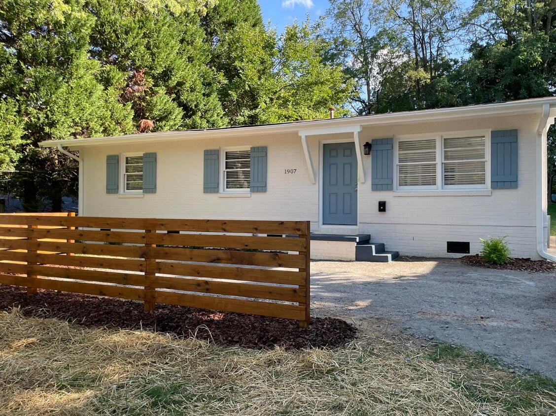 Foto principal - Three Bedroom, One Bath Home for Rent in G...