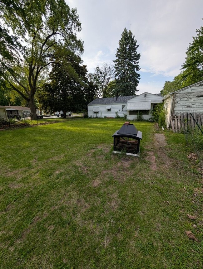 Building Photo - Spacious Ranch Style Home With Attached Garage in Silvis!