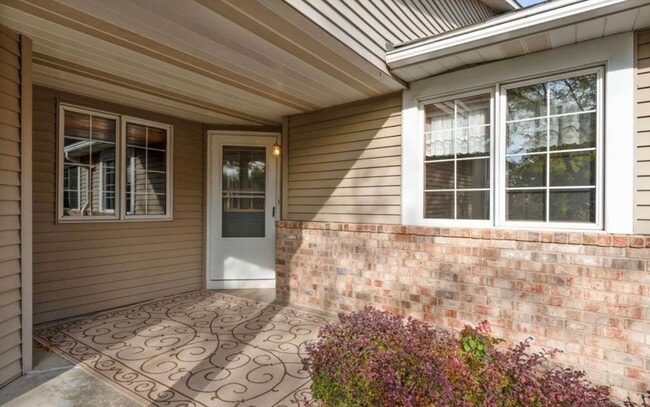 Building Photo - 520 Deer Ridge Ln S