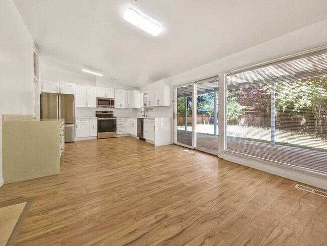 Building Photo - New Kitchen!! Beautiful family home w/extr...