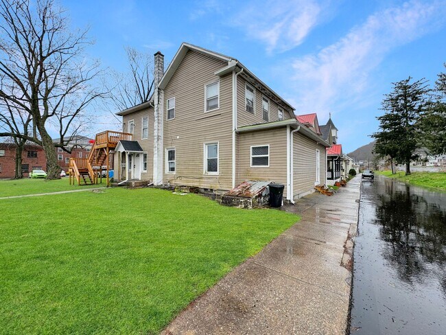 Building Photo - 200 Danis St