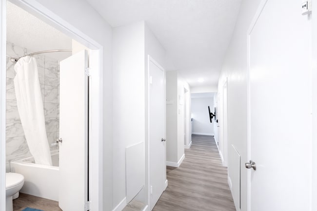 Building Photo - 10724-10105 105 St NW