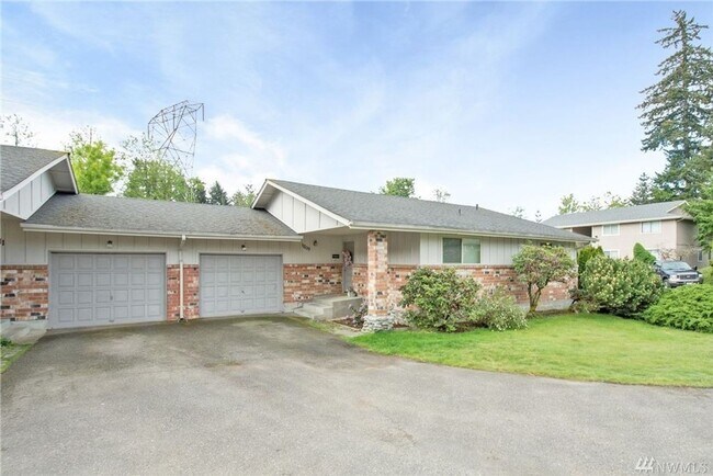 Foto del edificio - Emerald Ridge High School Duplex