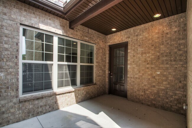 Foto del edificio - Fall back... into resort style living!