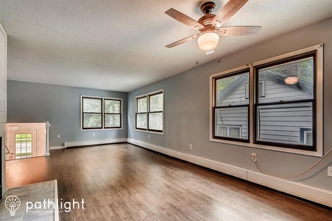 Building Photo - 3218 N Washburn Ave