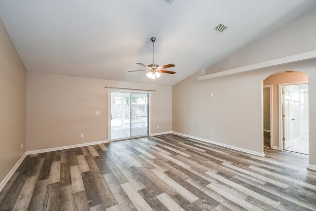 Foto del edificio - 1223 Summer Springs Drive