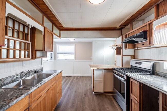 Foto del edificio - Charming 2 Bedroom Home with a Huge Fenced Yard & Garage