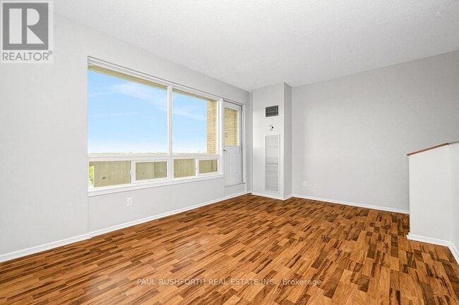 Building Photo - 1100-1100 Ambleside Dr