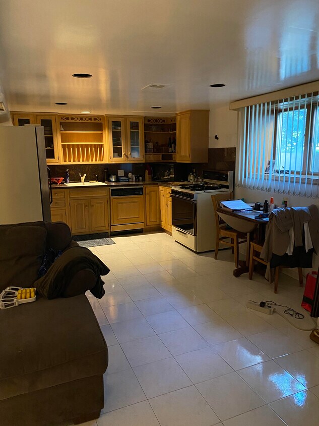 Spacious kitchen area - 485 Rosedale Ave