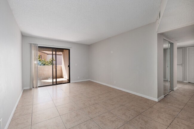Foto del edificio - Recently renovated 3 br unit on 2nd floor of gated Desert Shores community