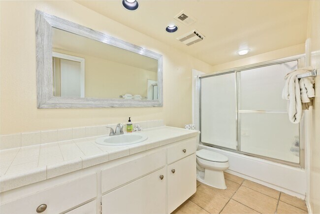 Foto del edificio - 9-MONTH FURNISHED WINTER RENTAL MID SEPT 2026 THROUGH MID JUNE 2027 **3-car parking**