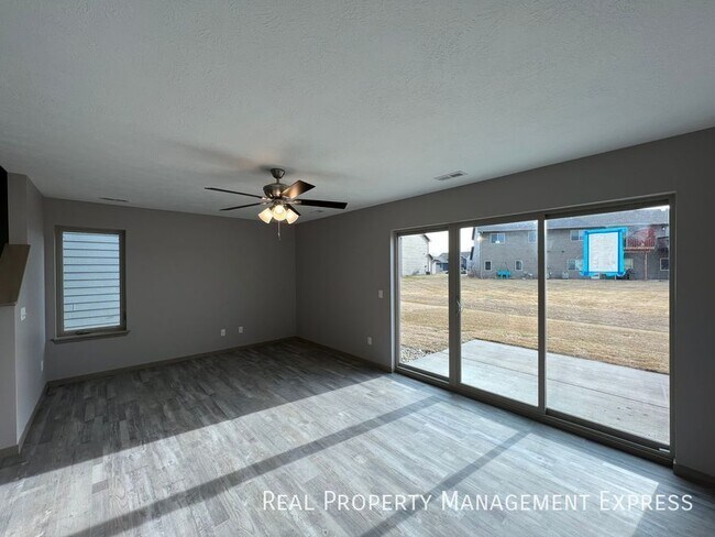 Foto del edificio - Modern 3 Bed 2 Bath Townhome in West Sioux...