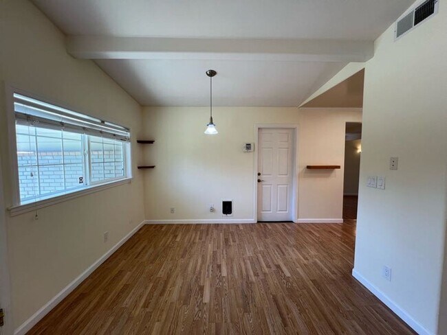 Building Photo - 3BD/2BA Cozy Mountain View Home - Availabl...