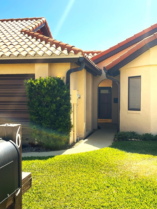 Building Photo - 613 Manatee Dr