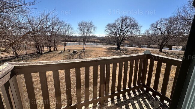 Foto del edificio - $750 - 2 bed 1 bath - Second floor Apartment