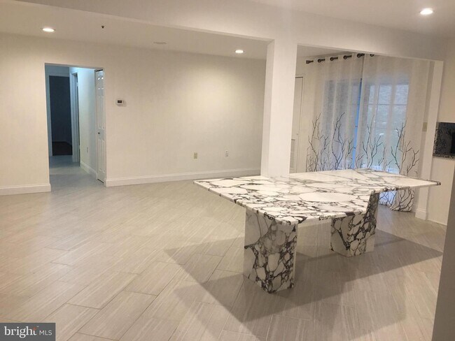 Foto del edificio - 8390 Montgomery Run Rd