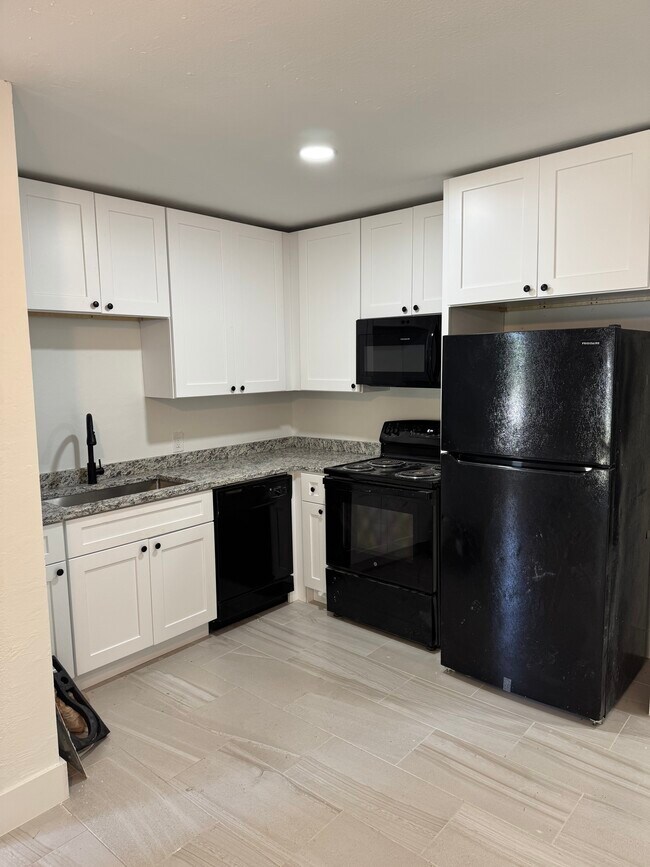 Brand new kitchen - 4620 McGregor Blvd