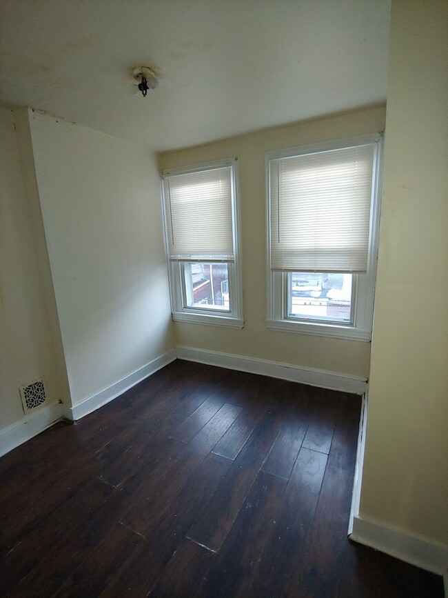 Foto del edificio - Kensington/Port Richmond vicinity-3 Bed